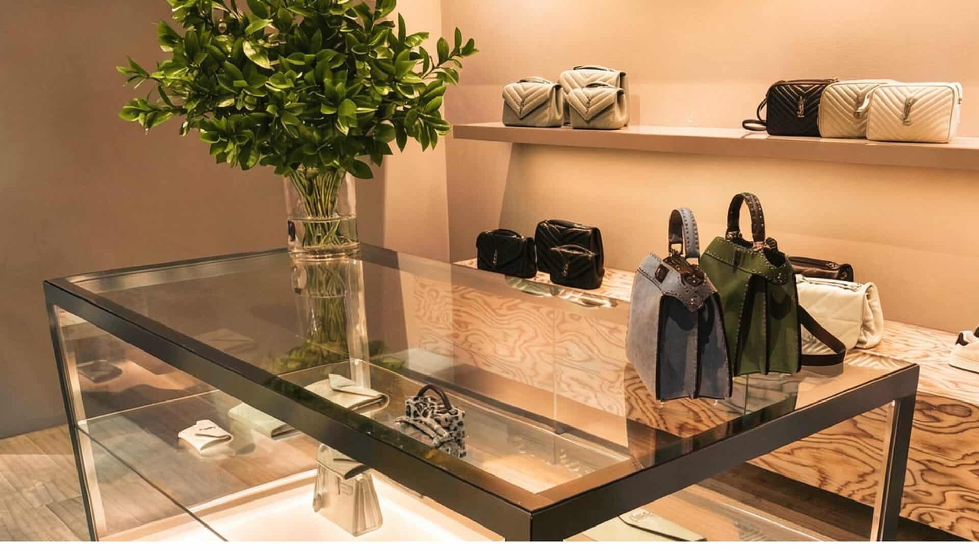 Оригинальные люксовые бренды из Италии - сумки на полках и стеклянная витрина бутика