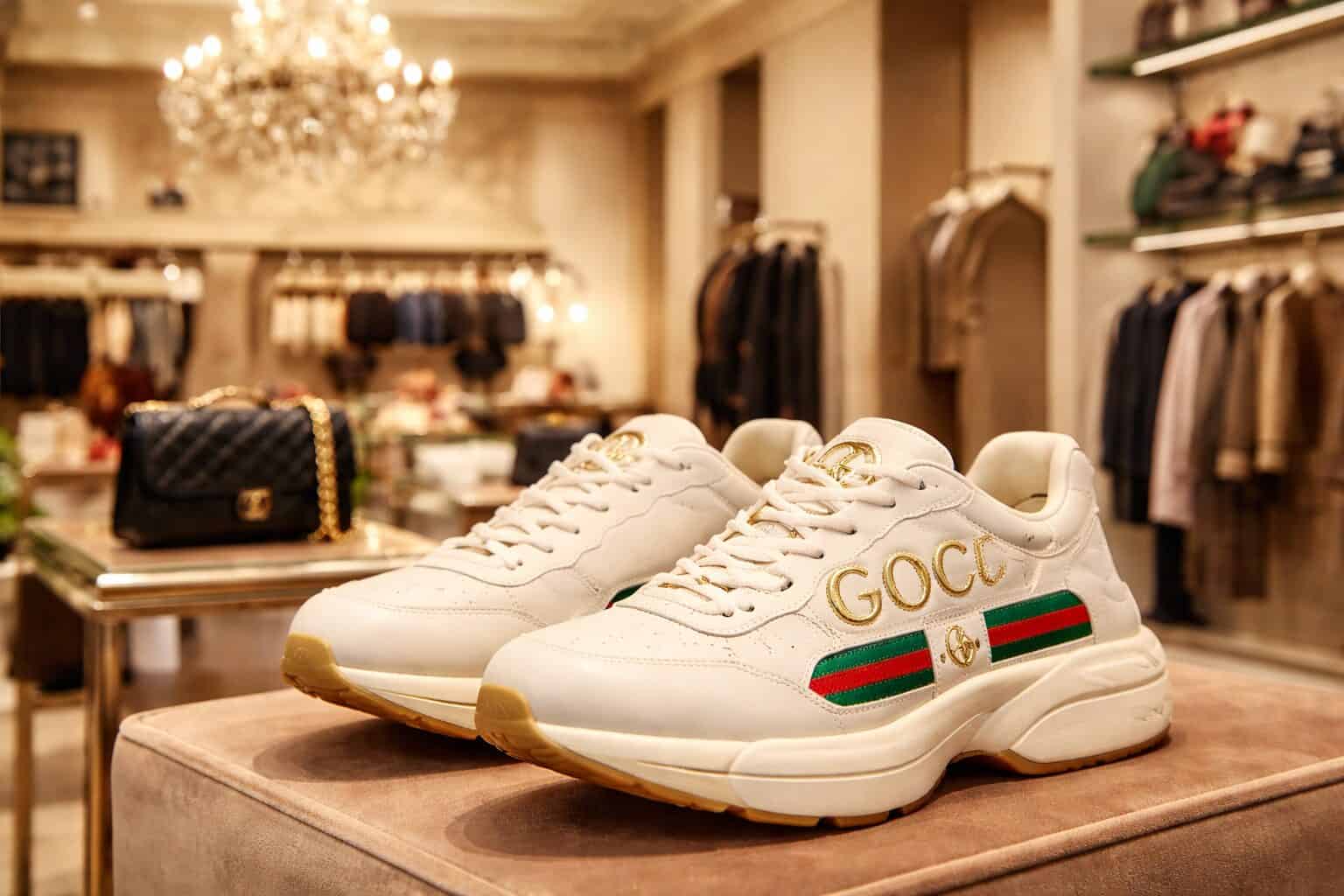 Gucci оригинал из Италии — кроссовки в люксовом бутике