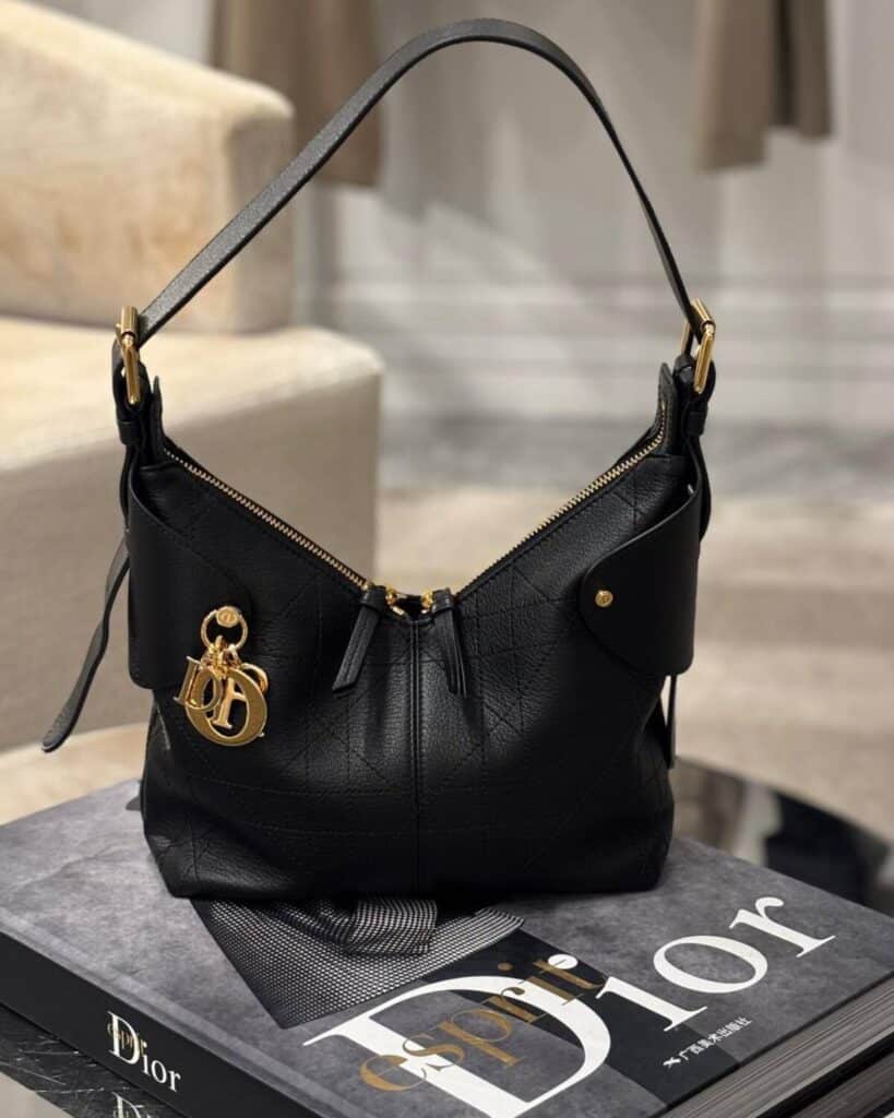 Dior оригинал из Италии — черная кожаная сумка с золотой фурнитурой