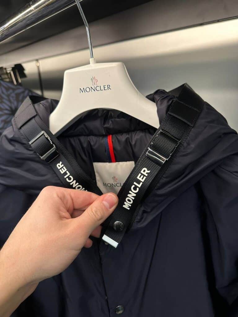 Деталь оригинального пуховика Moncler из Италии
