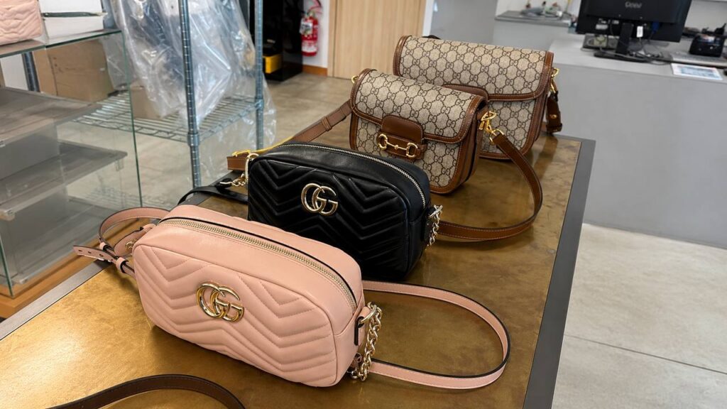 Риски покупки остаточных брендовых товаров в Италии — похожие сумки Gucci разных цветов и размеров