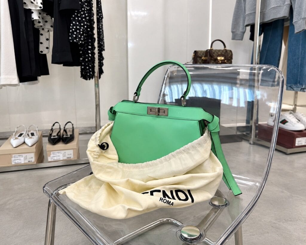 Истории итальянских брендов - зелёная сумка Fendi в итальянском магазине