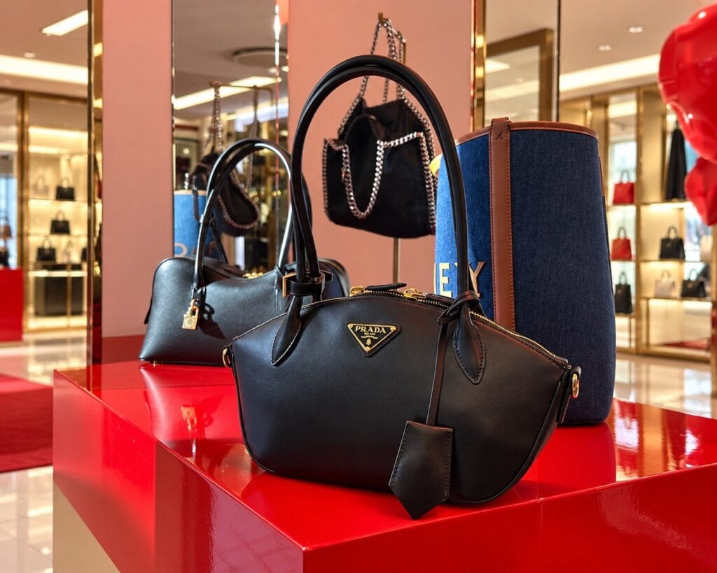 Истории итальянских брендов - сумка Prada в итальянском бутике