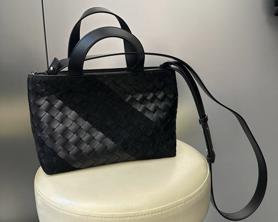 Итальянская школа моды - чёрная сумка Bottega Veneta с плетением Intrecciato