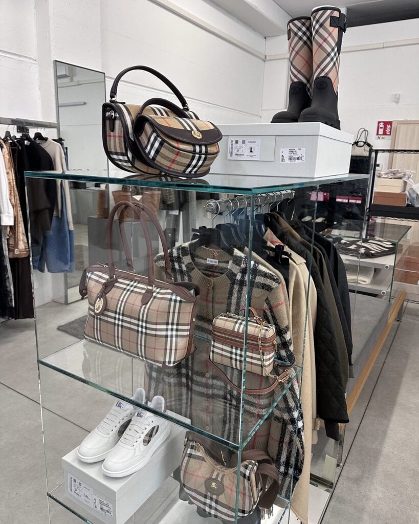 Самые люксовые бренды Италии - сумки, обувь и одежда Burberry в ассортименте итальянского магазина