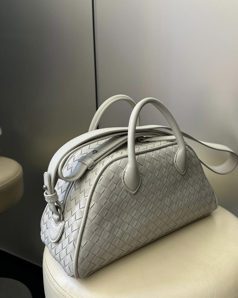 Самые люксовые бренды Италии - белая сумка Bottega Veneta с фирменным плетением кожи