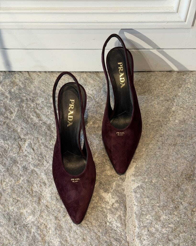 Самые люксовые бренды Италии - бордовые туфли Prada из замши с открытой пяткой