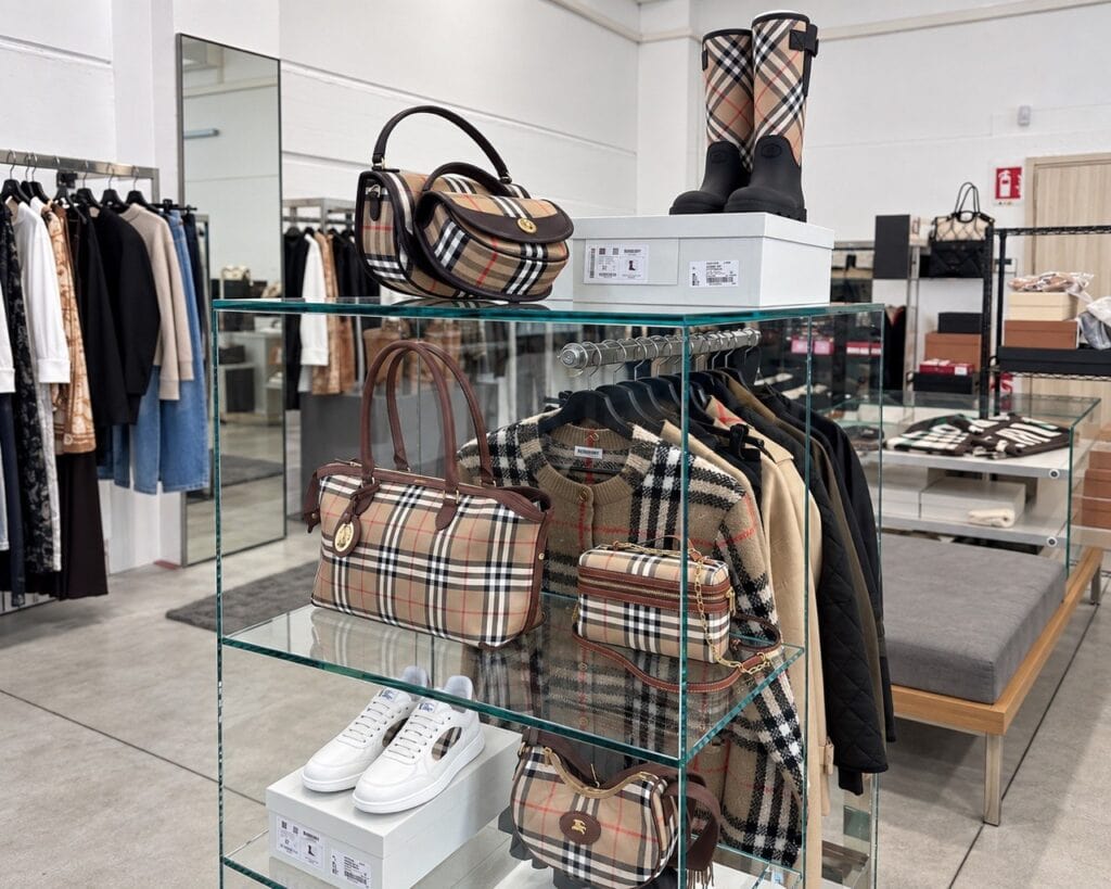Burberry страна бренда - сумки, обувь и одежда Burberry в ассортименте бутика