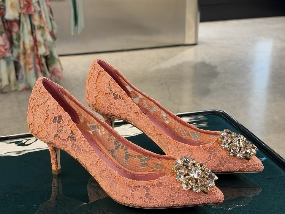Dolce & Gabbana и Gucci - кружевные туфли Dolce & Gabbana с декоративной отделкой