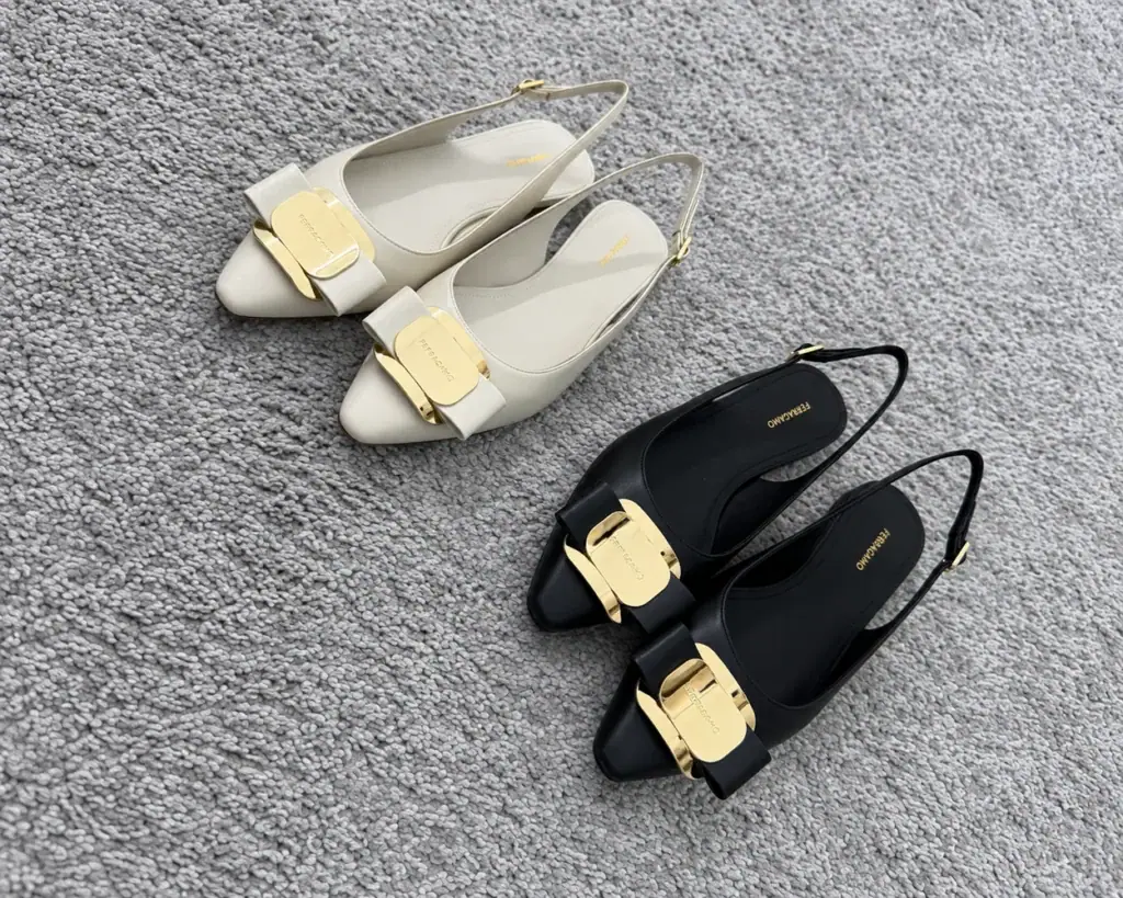 Итальянские обувные бренды - светлые и чёрные туфли Ferragamo с открытой пяткой и золотистой фурнитурой