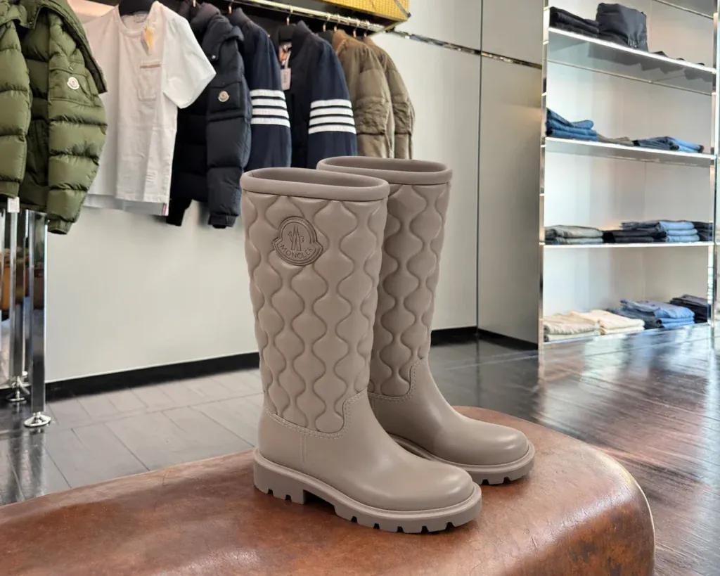 Moncler обувь оригинал из Италии - серо-бежевые высокие сапоги с волнистым рисунком на голенище в бутике.
