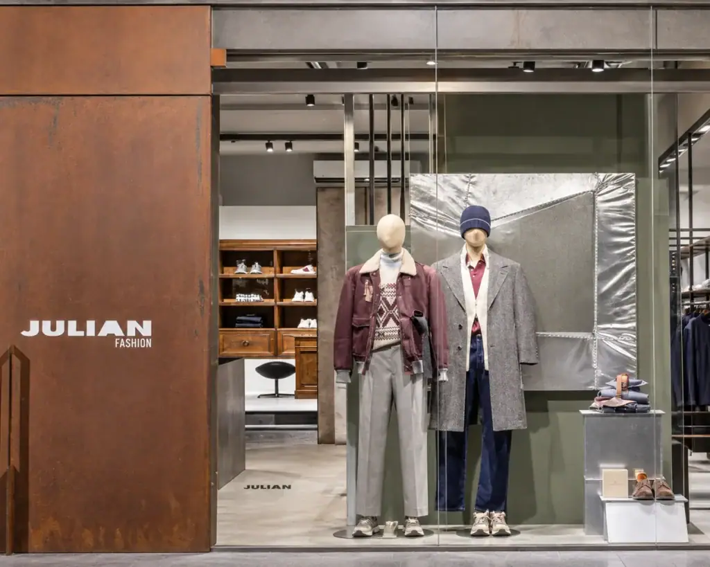 Оригинальные люксовые бренды из Италии - витрина Julian Fashion с мужской одеждой на манекенах