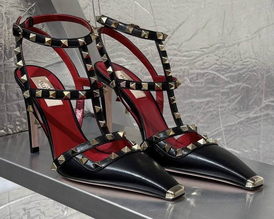 Туфли Valentino Rockstud из чёрной кожи с золотистыми шипами и красной стелькой